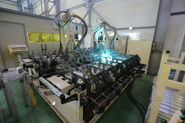 진천2공장 로봇용접_1000_457.jpg