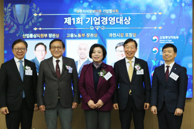 금강공업 전장열 회장 장관상 수상_002.jpg